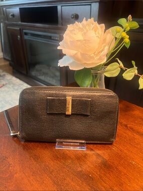 CHLOÉ authentic Black Leather Zip Wallet with Bow and Gold Hardware